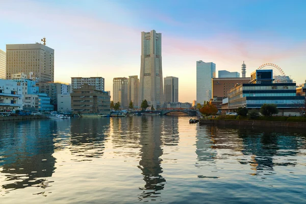 Minatomirai gebied met wolkenkrabbers in de avond — Stockfoto