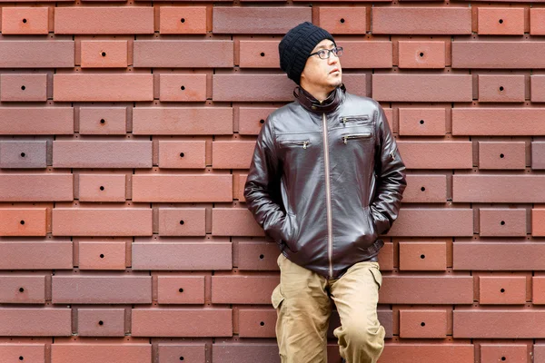 Un hombre asiático en una chaqueta marrón — Foto de Stock