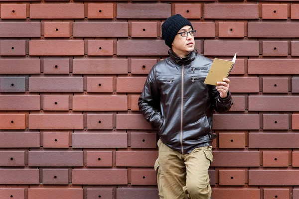 Ein asiatischer Mann in einer braunen Jacke — Stockfoto