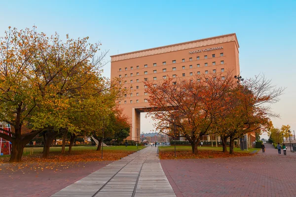 Zona de Minatomirai con rascacielos en Yokohama, Japón — Foto de Stock