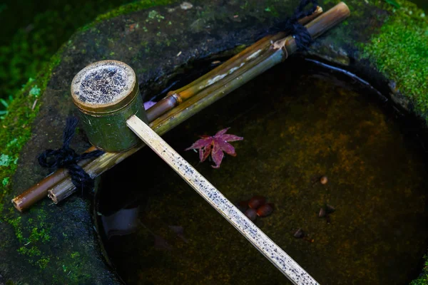 Vodní naběračka na kamenné mísy na koto v chrámu v Kjótu, Japonsko — Stock fotografie