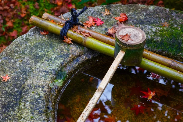 Vodní naběračka na kamenné mísy na koto v chrámu v Kjótu, Japonsko — Stock fotografie