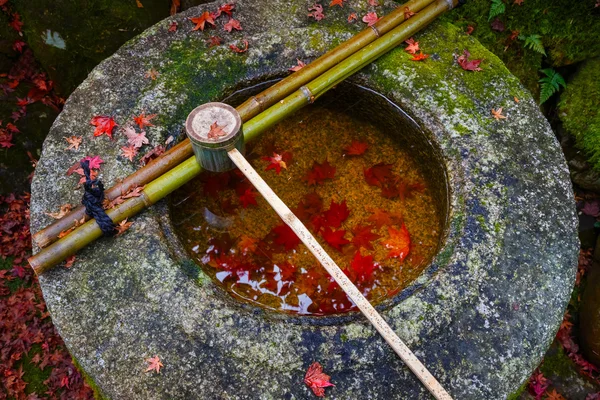 Plongeur d'eau sur un bassin en pierre au temple Koto-in à Kyoto, Japon — Photo