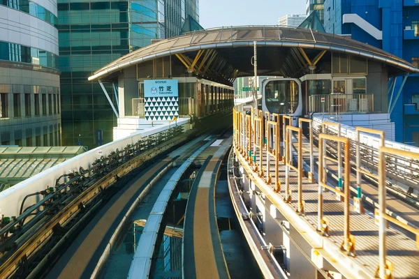 Paisaje urbano de Yurikamome monorriel tren del cielo en Odaiba, la isla artificial en Tokio — Foto de Stock