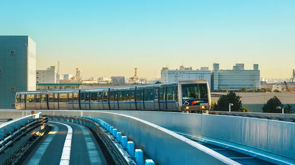 Αστικό τοπίο από Yurikamome ουρανό μονοτρόχιων σιδηροδρόμων τρένο σε Odaiba, το τεχνητό νησί στο Tokyo — Φωτογραφία Αρχείου