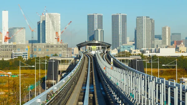 Paisaje urbano de Yurikamome monorriel tren del cielo en Odaiba, la isla artificial en Tokio —  Fotos de Stock
