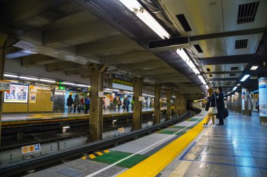  Japon metro banliyö bekle bir Tokyo Metro metro platformda bir tren için