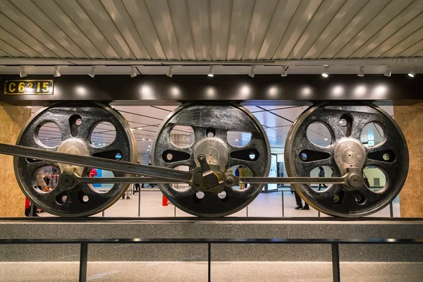 도쿄 역에 표시 하는 일본 역사 C6215 열차의 바퀴 — 스톡 사진