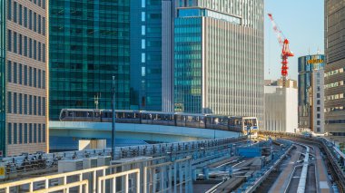 Cityscape Yurikamome Monoray gökten gelen tren Odaiba, Tokyo yapay ada içinde