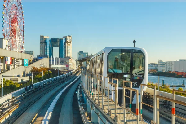 Stadtbild von der Yukamome-Schwebebahn in Odaiba, der künstlichen Insel in Tokio — Stockfoto