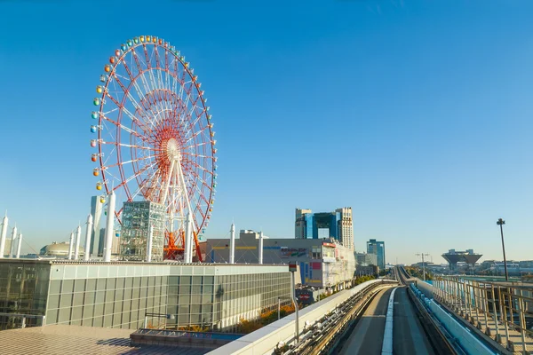 Panoráma z zvýšeném vlaku Yurikamome jednokolejné vlak ve čtvrti Odaiba, Tokyo, Japonsko — Stock fotografie