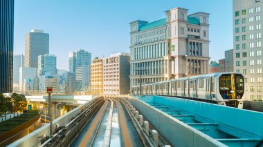 Cityscape Yurikamome Monoray gökten gelen tren Odaiba, Tokyo yapay ada içinde