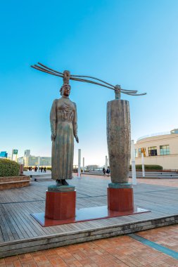 Sanatsal Odaiba, popüler alışveriş ve eğlence bölgesi üzerinde bir adam Adası Tokyo Bay için yapılan heykeller