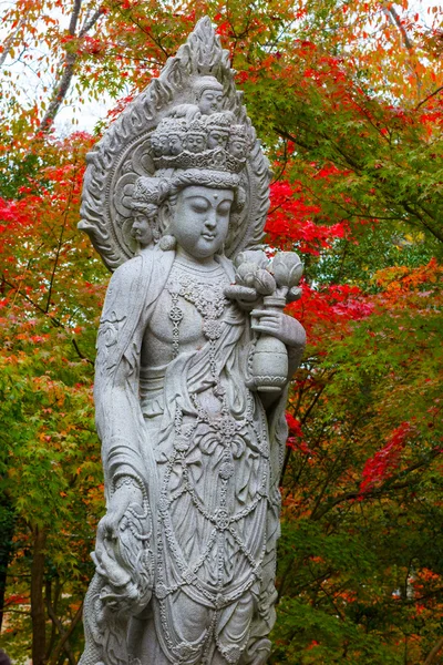 Sten kinesisk gudinna staty (Quanyim) vid Eikando Zenrinji-templet i Kyoto, Japan — Stockfoto