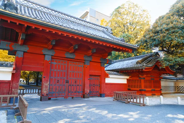 Akamon (röda porten) vid Tokyo University — Stockfoto