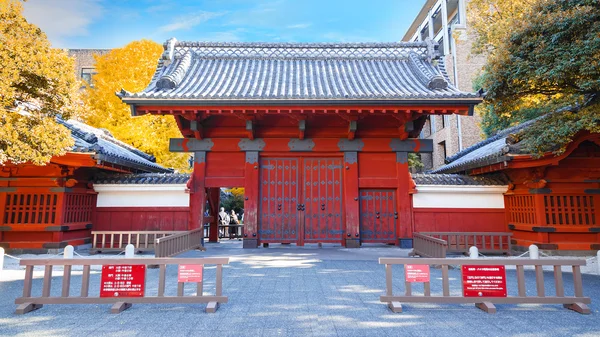 Akamon (czerwona brama) na Uniwersytecie w Tokio — Zdjęcie stockowe