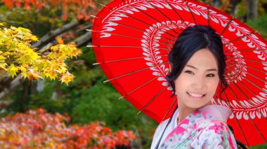 Japon bahçe sonbaharda genç Japon kadın
