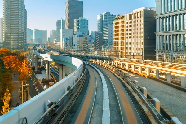 Stadsgezicht uit transportmogelijkheden monorail hemel trainen in Odaiba, het kunstmatige eiland in Tokio — Stockfoto