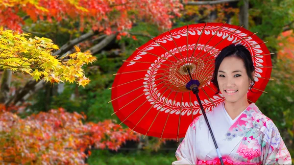 Mladá Japonka v japonská zahrada na podzim — Stock fotografie