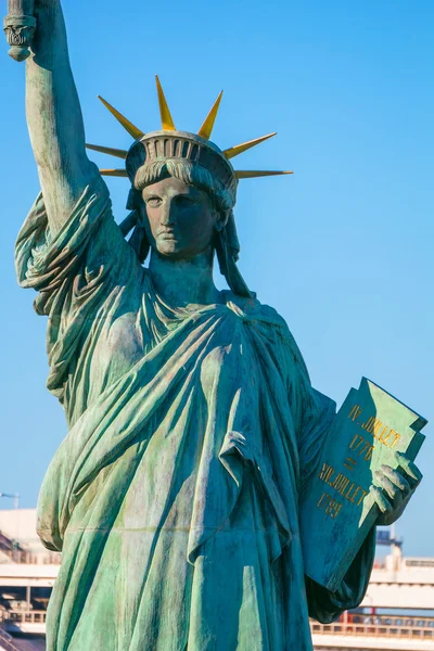 Estatua de la Libertad en la zona de Odaiba, Tokio, Japón — Foto de Stock