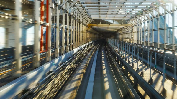 Desfoque de movimento do trem que se move dentro do túnel em Odaiba, Tóquio, Japão — Fotografia de Stock