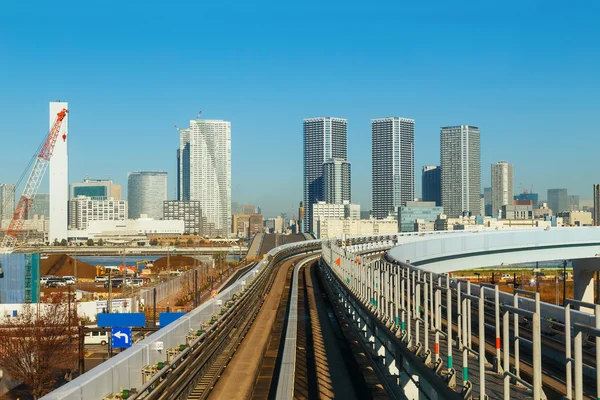 Stadsgezicht uit transportmogelijkheden monorail hemel trainen in Odaiba, het kunstmatige eiland in Tokio — Stockfoto