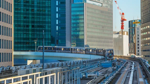 유리카모메 모노레일 하늘에서 도시 오다이바, 도쿄에 인공 섬에 기차 — 스톡 사진