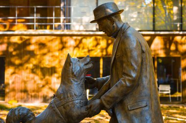 Hachiko Tokyo Üniversitesi'nde Dr. Hidesaburo Ueno heykeli ile