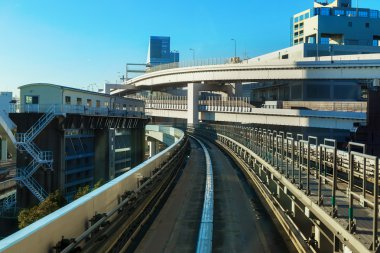 Cityscape Yurikamome Monoray gökten gelen tren Odaiba, Tokyo yapay ada içinde