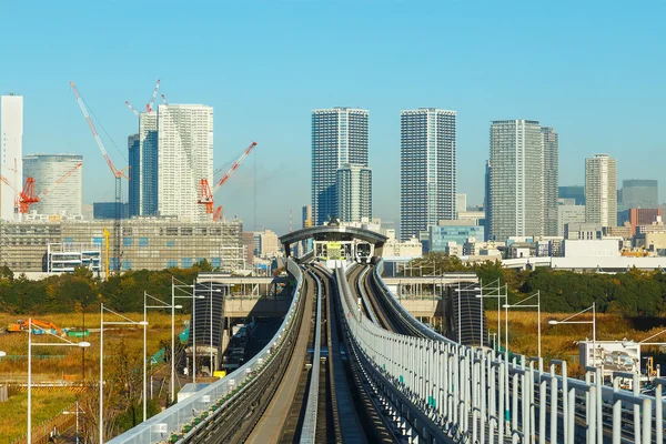 Stadsgezicht uit transportmogelijkheden monorail hemel trainen in Odaiba, het kunstmatige eiland in Tokio — Stockfoto