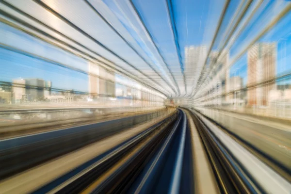 Bewegingsonscherpte van trein verplaatsen in tunnel in Odaiba, Tokio, Japan — Stockfoto