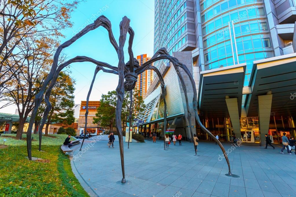 depositphotos_114691182-stock-photo-maman-a-spider-sculpture-at.jpg