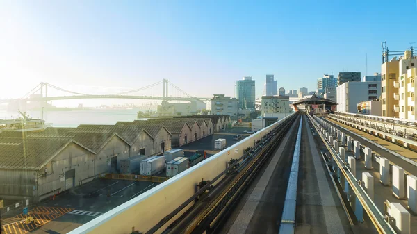 Stadsgezicht uit transportmogelijkheden monorail hemel trainen in Odaiba, het kunstmatige eiland in Tokio — Stockfoto