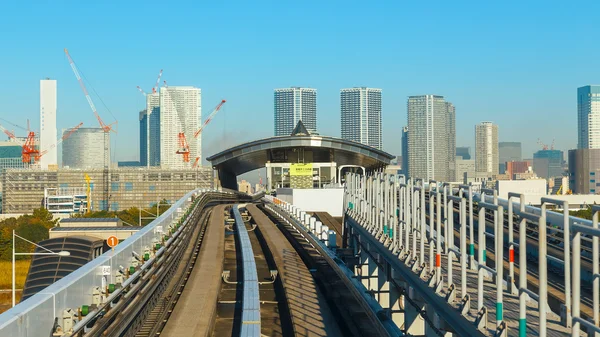 Paisaje urbano de Yurikamome monorriel tren del cielo en Odaiba, la isla artificial en Tokio —  Fotos de Stock