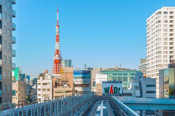 Paysage urbain de Yurikamome train de ciel monorail à Odaiba, l'île artificielle de Tokyo — Photo