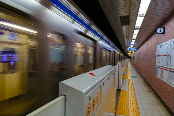 Innenraum einer Shibuya U-Bahn-Station und eines Bahnsteigs mit U-Bahn-Pendlern in Tokio — Stockfoto