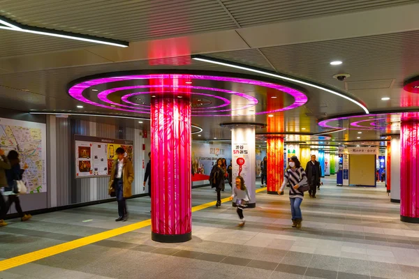시부야 역과 도쿄에서 지하철 통근 플랫폼의 인테리어 — 스톡 사진