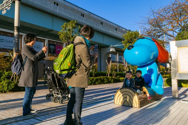 Japanse families met een cartoon-hond — Stockfoto