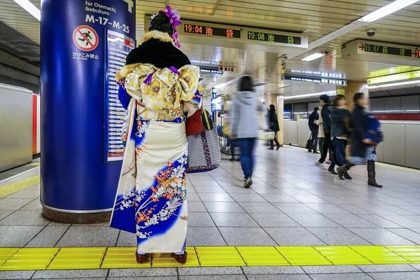 Mulher japonesa em um vestido tradicional Kimono inverno em uma estação de metrô — Fotografia de Stock