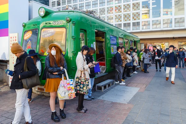 La gente se reúne frente a la estación de Shibuya — Foto de Stock