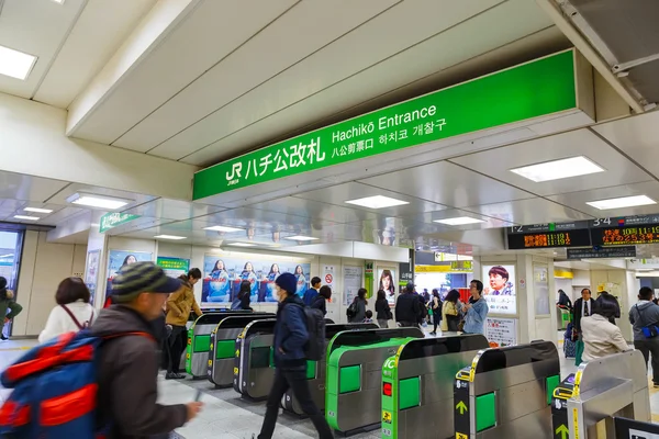 Viajantes de trem japoneses na Hachiko Entrance na estação de Shibuya — Fotografia de Stock