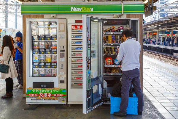 Japonês encheu seus produtos em uma máquina automática de venda automática — Fotografia de Stock