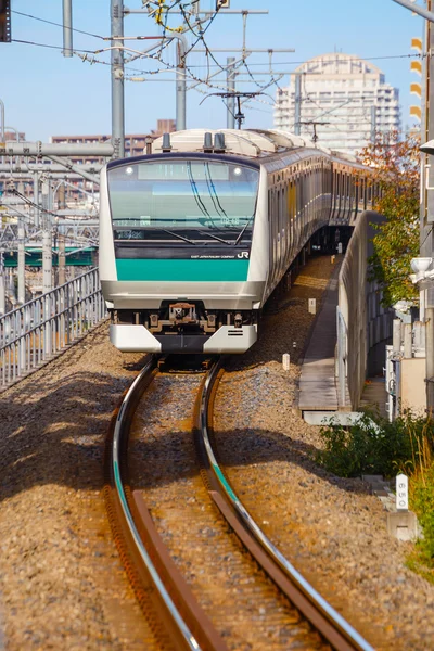 Местный поезд прибывает на станцию Икебукуро — стоковое фото