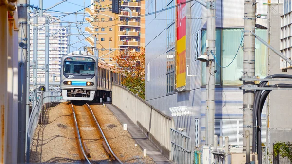 Un tren local llega a la estación de Ikebukuro — Foto de Stock