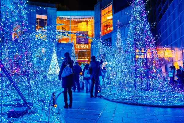 Iluminaciones se iluminan en el centro comercial Caretta en el distrito de Shiodome, zona de Odaiba — Foto de Stock