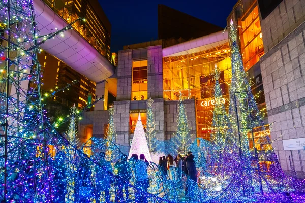 Iluminações iluminam-se no centro comercial Caretta no distrito de Shiodome, área de Odaiba — Fotografia de Stock