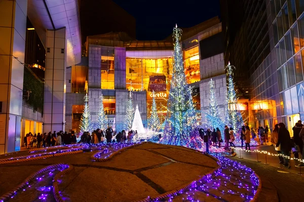 Iluminaciones se iluminan en el centro comercial Caretta en el distrito de Shiodome, zona de Odaiba — Foto de Stock