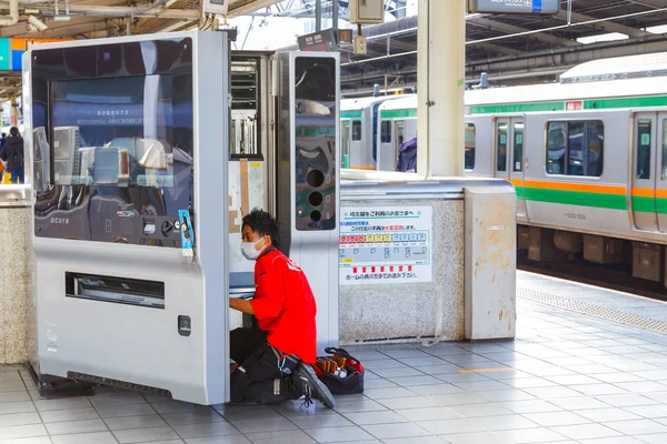 Japanese filled his products into an automatic vending machine — Stock Photo, Image