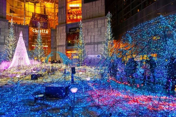 Iluminaciones se iluminan en el centro comercial Caretta en el distrito de Shiodome, zona de Odaiba — Foto de Stock