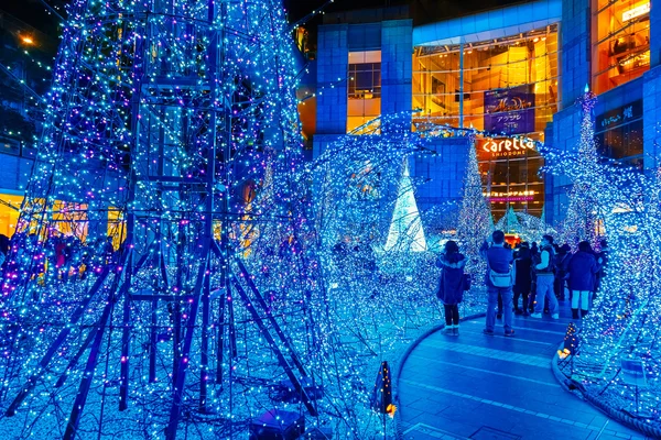 日本东京Caretta购物中心的照明灯亮着 — 图库照片